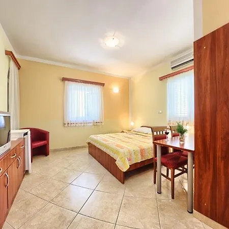 Apartments&rooms Ruzmarin 3*