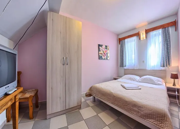 게스트하우스 & Ruzmarin 로고즈니차